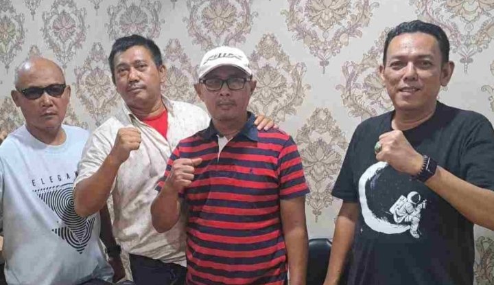 Ketua Jernih Sumut Alian (dua kiri) bersama pengurus lainnya. (IST)