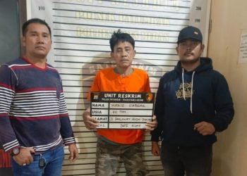 Pelaku pencurian dengan pemberatan (tengah) diapit petugas Polsek Patumbak. (IST)