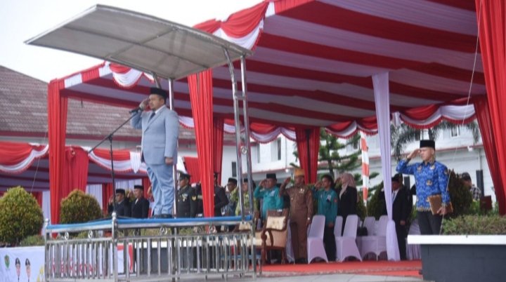 Bupati Tapsel Dolly Pasaribu Irup pada peringatan Harkitnas ke-116 di Lapangan Parade Perkantoran Pemerintahan Tapanuli Selatan, Jalan Prof Lafran Pane, Sipirok, Senin (20/5). (IST)