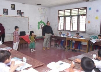 Bupati  Tapsel Dolly Pasaribu memberikan susu gratis pada para anak-anak SD 100301 Pargarutan. (IST)