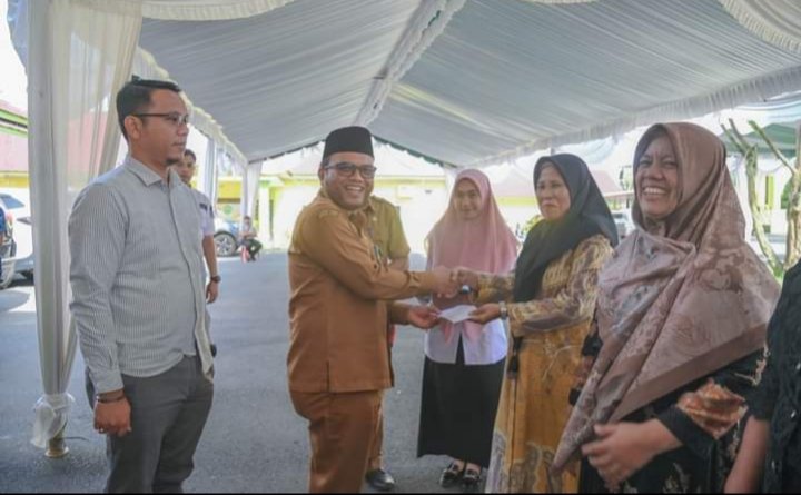 Pj. Wali Kota Padangsidimpuan Letnan Dalimunte saat menyerahkan tali asih pada Anggota Korpri. (IST)