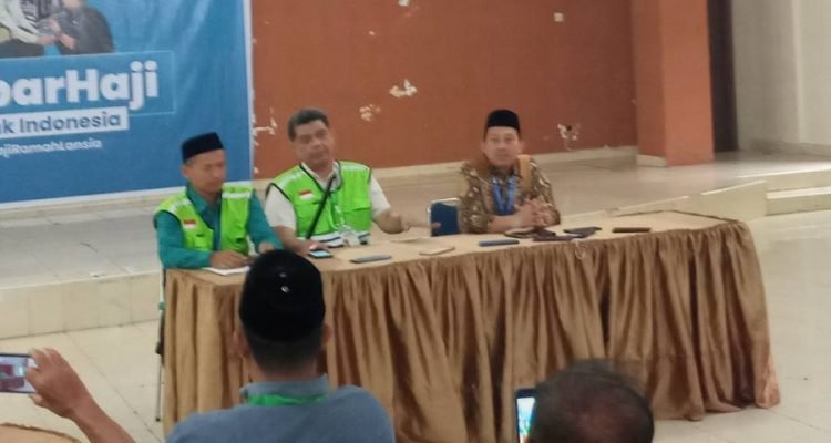 Sales Manager Garuda Novian didampingi Sekretaris PPIH Zulfan saat konperensi pers di media centre PPIH (Petugas Penyelenggara Ibadah Haji), Jumat (27/5/2024). (Isvan)
