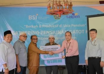  Bank Syari'ah Indonesia Kota Padangsidimpuan diwakili Romero Kamajaya selaku Branch Manager memberikan bantuan secara simbolis diterima Pj.Wali Kota Padangsidimpuan Letnan Dalimunthe. (IST)