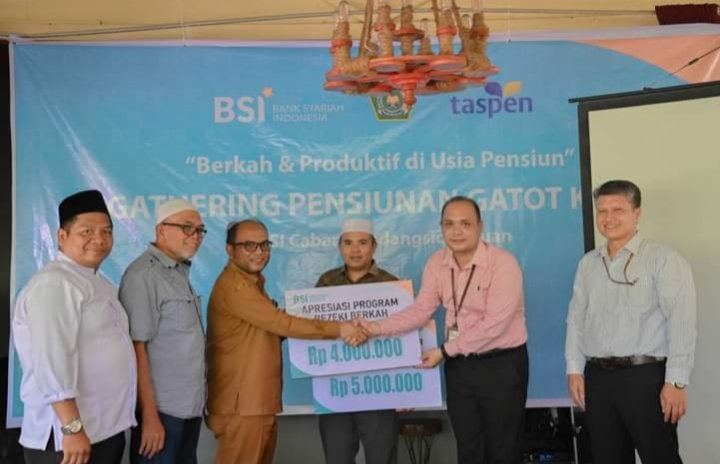  Bank Syari'ah Indonesia Kota Padangsidimpuan diwakili Romero Kamajaya selaku Branch Manager memberikan bantuan secara simbolis diterima Pj.Wali Kota Padangsidimpuan Letnan Dalimunthe. (IST)