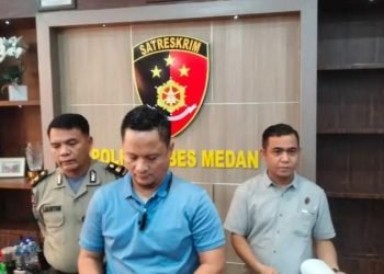 Kasat Reskrim Polrestabes, Kompol Jama Kita Purba saat memberikan keterangan kepada wartawan. 