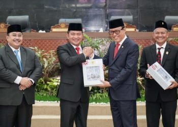 Penjabat (Pj) Gubernur Sumut Hassanudin menghadiri acara penyerahan Laporan Hasil Pemeriksaan (LHP) BPK RI di Ruang Rapat Paripurna DPRD Sumut, Jalan Imam Bonjol Nomor 5, Medan, Senin (27/5). (DISKOMINFO SUMUT)