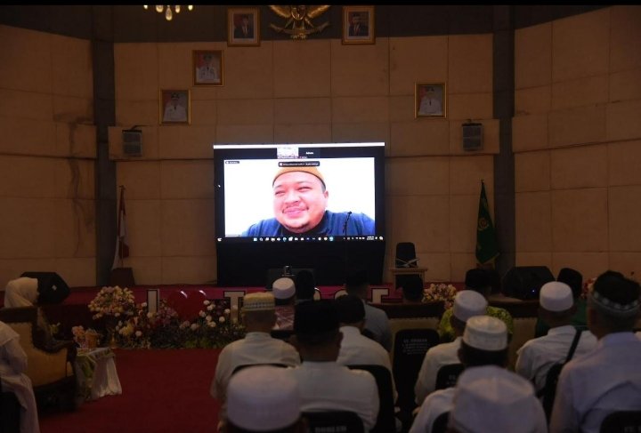 Bupati Tapsel Dolly Pasaribu memberi semangat, dukungan dan doa ke 220 calon jemaah haji (CJH) Tapsel tahun 2024 melalui zoom meeting. (IST)