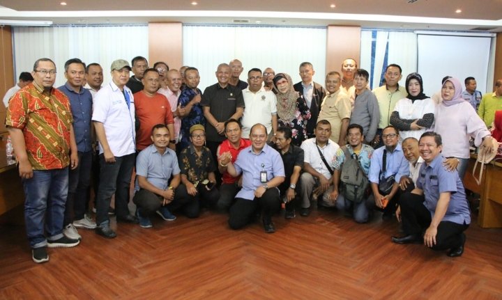 Ketua DPRD Sumut Sutarto berfoto bersama di acara temu ramah bersama para wartawan beberapa waktu lalu. (IST)