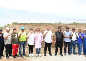 Pemkab Samosir meninjau kesiapan penyelenggaraan Voli Pantai di Samosir.(Suriono Brandoi)