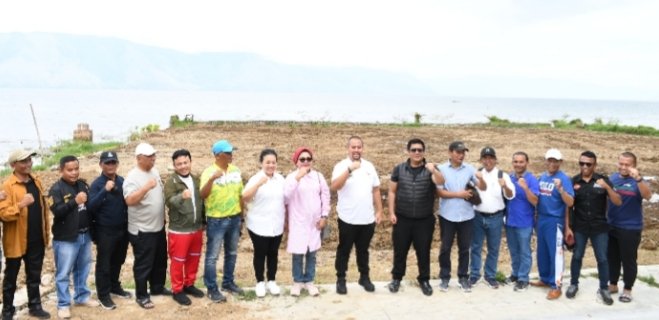 Pemkab Samosir meninjau kesiapan penyelenggaraan Voli Pantai di Samosir.(Suriono Brandoi)