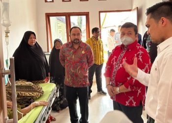 Bupati Tapsel Dolly Pasaribu merujuk Rajab korbanbtertimpah pohon sebulum di bawa ke Medan untuk berobat. (IST)