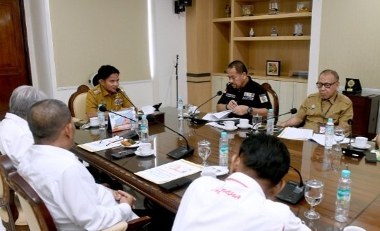 Pj Gubernur Sumut Hassanudin memimpin Rapat bersama Komite Olahraga Nasional Indonesia (KONI) Sumut terkait Persiapan PON XXI Aceh Sumut Tahun 2024 di Ruang Rapat, Lantai 10 Gubernur Sumut, Jalan Diponegoro No. 30, Medan.  (Diskominfo Sumut)
