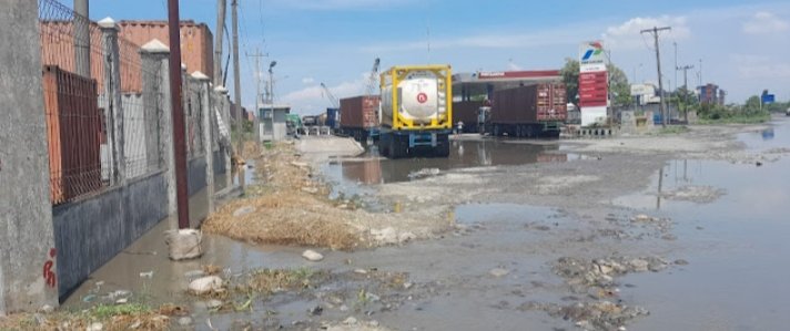 Kondisi Jalan Raya Pelabuhan Belawan yang berubah menjadi kolam dan hancur lebur. (IST)