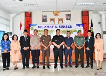 Bupati Samosir Vandiko Gultom bersama unsur Forkopimda foto bersama usai acara pengambilan sumpah jabatan Marudut Tua Sitinjak (tiga kiri) sebagai Sekda, di Aula kantor Bupati, Senin (20/5).