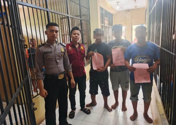 Pelaku yang diamankan di Mapolres Toba.