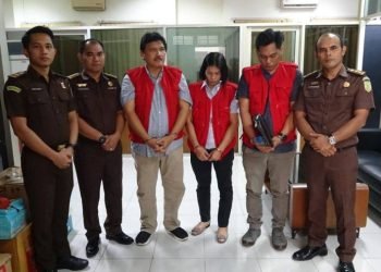 Mantan Kadis LH Provsu Binsar Situmorang dan tersangka lainnya.