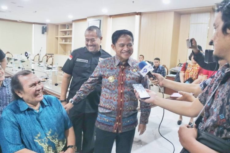 Penjabat (Pj) Gubernur Sumatera Utara (Sumut) Hassanudin menerima audiensi Nasional Paralympic Comitee of Indonesia, di Ruang Rapat Lantai 10, Kantor Gubernur, Jalan Diponegoro Nomor 30, Medan, Jumat (3/5). (Diskominfo Sumut)
