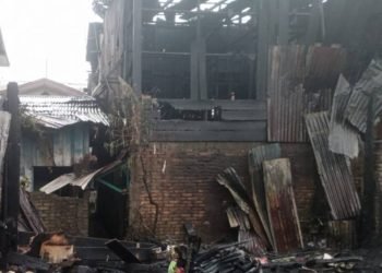 Setelah berjibaku sekitar 2 jam lebih, api akhirnya dapat berhasil dipadamkan pada pukul 17.00 WIB.