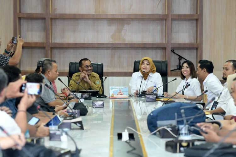 Kepala Dinas Komunikasi dan Informasi (Kominfo) Sumut Ilyas Sitorus saat konferensi Pers bersama Branch Manage Anne Roosfianti  Distribution Head 1 Bank Mandiri Taspen Tiara Mayasari, Branch Manager Taspen Medan Davit Meringgo, dan Business Control Taspen Medan Azhar pada sosialisasi program-prorgam PT Taspen di Kantor Gubernur Sumut, Jalan Pangeran Diponegoro, Senin (6/5). (Diskominfo Sumut)
