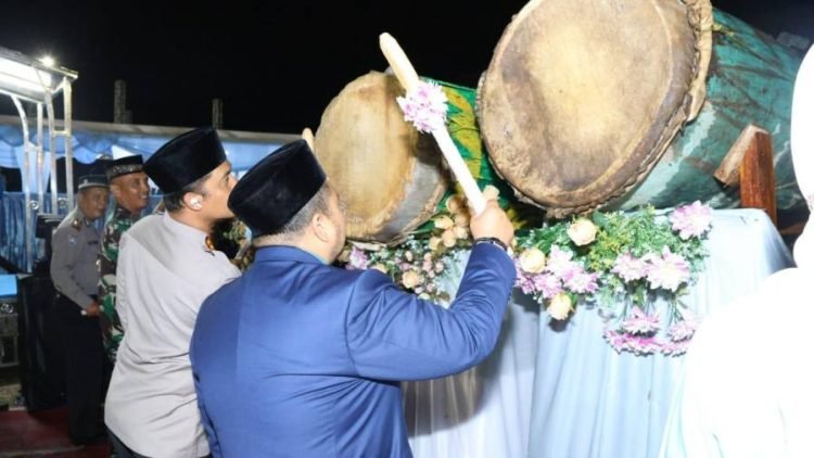Bupati Tapsel Dolly Pasaribu bersama Kapolres Tapsel AKBP.Yassir Ahmadi memukul Beduk dibukanya MTQ Ke-56 Tingkat Kabupaten Tapanuli Selatan di lapangan Bola Patuan Muda Parlindungan, Desa Tolang, Kecamatan Sipirok, (26/4). (IST)