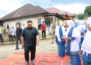 Bupati Tapsel Dolly Pasaribu disambut  Badan Kontak Majelis Taklim (BKMT) tingkat Kecamatan di Desa Sihopur, Kecamatan Angkola Selatan, Selasa (14/5). (IST)