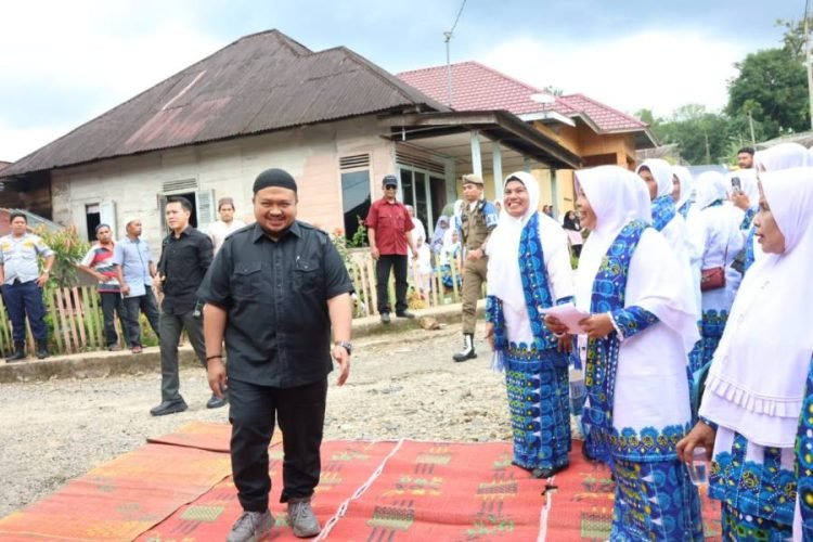 Bupati Tapsel Dolly Pasaribu disambut  Badan Kontak Majelis Taklim (BKMT) tingkat Kecamatan di Desa Sihopur, Kecamatan Angkola Selatan, Selasa (14/5). (IST)