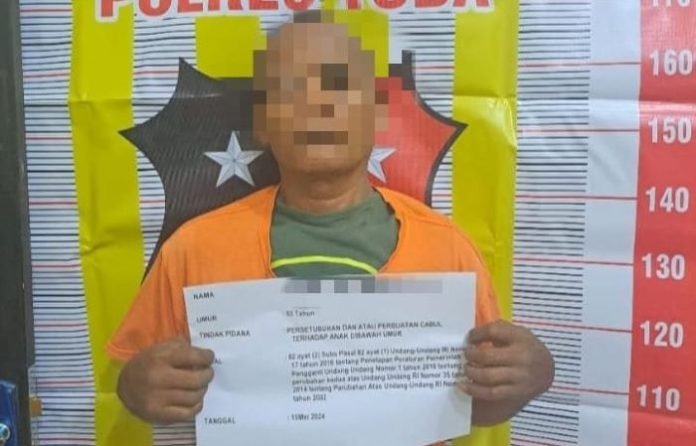 Pelaku saat berada di kantor polisi. 