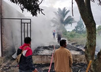 Petugas memadamkan api.