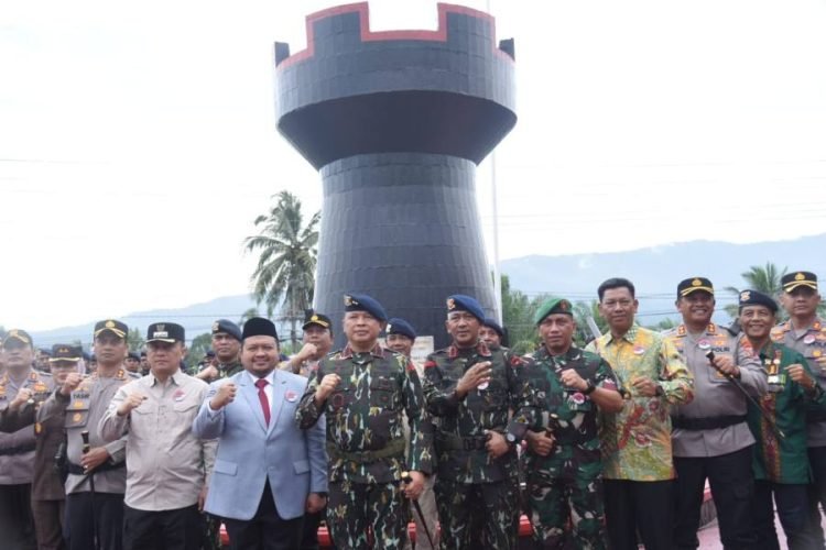 Bupati Tapsel Dolly Pasaribu,Kapolda Sumatera Utara Irjen Pol Agung Setya Imam Effendi dan Danyon C Pelopor Sat Brimob Polda Sumut Kompol Dr. Buala Zega, SH, MH foto bersama di Tugu Juang Benteng Huraba pada HUT ke-75. (IST)
