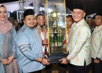 Bupati Tapsel Dolly Pasaribu didampingi Nyoya Rosalina Pasaribu menyerahkan Piala pada Kecamatan Muara Batang Toru yang keluar sebagai juara Umum MTQ ke 56 Tapsel. (IST)