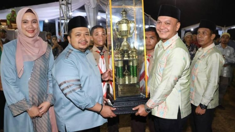 Bupati Tapsel Dolly Pasaribu didampingi Nyoya Rosalina Pasaribu menyerahkan Piala pada Kecamatan Muara Batang Toru yang keluar sebagai juara Umum MTQ ke 56 Tapsel. (IST)