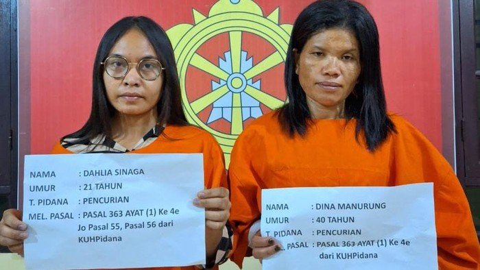 Kedua pelaku saat diamankan di kantor polisi.