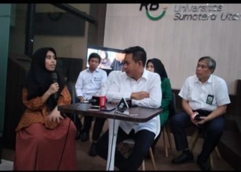 Mahasiswi USU Naffa Zahra Muthmainnah (kiri) berterimakasih kepada Rektor USU Prof. Muryanto Amin yang langsung mengatensi kekeliruannya dalam pengisian registrasi UKT.