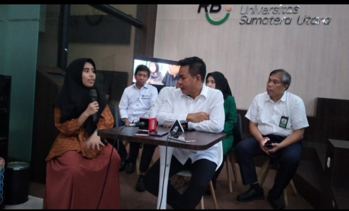 Mahasiswi USU Naffa Zahra Muthmainnah (kiri) berterimakasih kepada Rektor USU Prof. Muryanto Amin yang langsung mengatensi kekeliruannya dalam pengisian registrasi UKT.