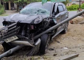 Kondisi Toyota Rush usai menabrak tiang penunjuk arah.