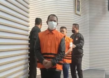 Bupati Labuhanbatu nonaktif, Erik Adtrada Ritonga saat mengenakan baju tahanan KPK. 