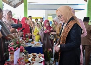 Pj. Ketua TP PKK kota Padangsidimpuan Wulan Ronni Gunawan saat meninjau salah satu peserta Penyajian makanan yang diperlombakan di peringatan Hari Kartini. (IST)