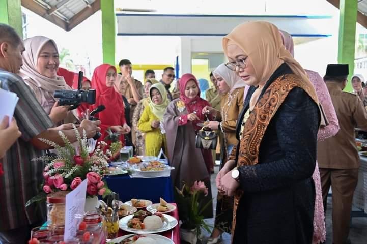 Pj. Ketua TP PKK kota Padangsidimpuan Wulan Ronni Gunawan saat meninjau salah satu peserta Penyajian makanan yang diperlombakan di peringatan Hari Kartini. (IST)