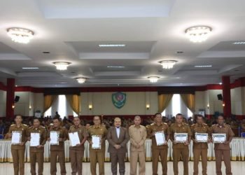 Usai menyerahkan piagam Penghargaan Bupati Tapsel Dolly Pasaribu photo bersama dengan Kepdes tersebut. (IST)