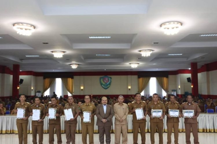 Usai menyerahkan piagam Penghargaan Bupati Tapsel Dolly Pasaribu photo bersama dengan Kepdes tersebut. (IST)