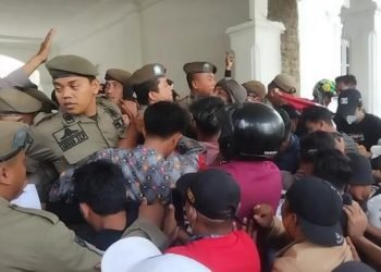 Massa memaksa masuk ke gedung DPRD Asahan.