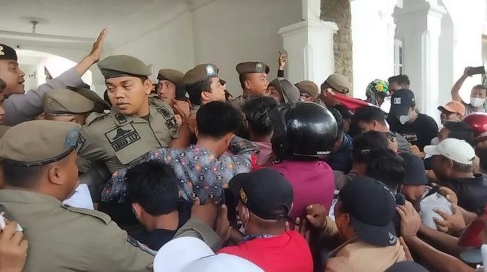 Massa memaksa masuk ke gedung DPRD Asahan.