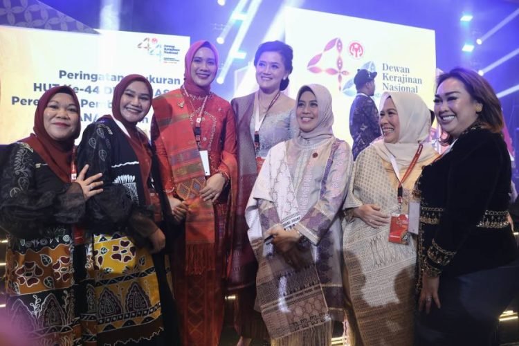 Ketua Dekranasda Kabupaten Tapsel Rosalina Dolly Pasaribu,photo bersama dengan anggota Dekranasda padaperayaan HUT Dekranas Ke-44, di Ballroom Hotel Alila, Kota Solo, Provinsi Jawa Tengah, Rabu (15/5). (IST)