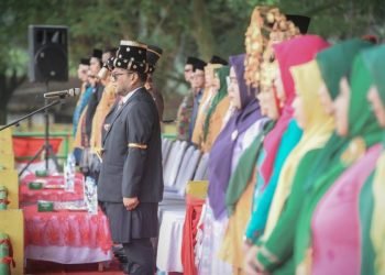 Pj Wali Kota Padangsidimpuan Letnan Dalimunthe mengenakan pakaian adat Tabagsel jadi Irup Hardiknas di Padangsidimpuan. (IST)