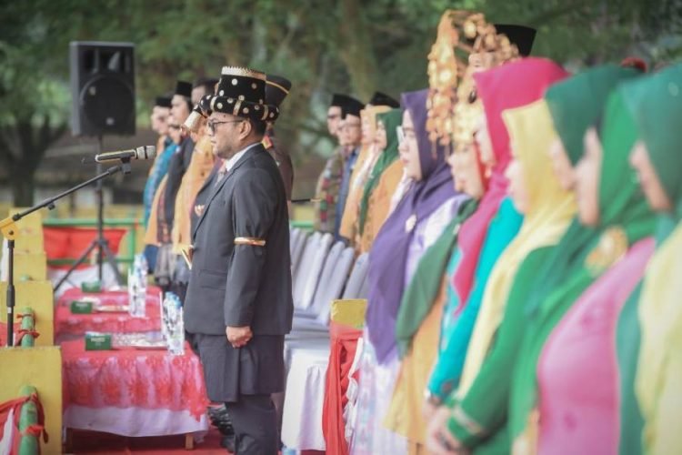Pj Wali Kota Padangsidimpuan Letnan Dalimunthe mengenakan pakaian adat Tabagsel jadi Irup Hardiknas di Padangsidimpuan. (IST)