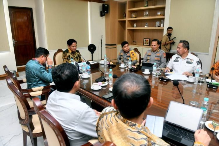 Pj Gubernur Sumut Hassanudin memimpin Rapat Persiapan PON XXI Tahun 2024 Aceh - Sumut di Ruang Rapat Lantai 10, Kantor Gubernur Sumut, Jalan Diponegoro No. 30, Medan, Kamis (2/5/2024). (Diskominfo Sumut )