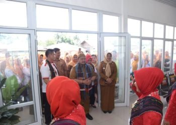 Bupati Tapsel Dolly Pasaribu  saat menghadiri sekaligus membuka acara penilaian Re-Akreditasi yang dilaksanakan di UPT Puskesmas Pintu Padang, Kecamatan Batang Angkola, Senin (6/5). (IST)