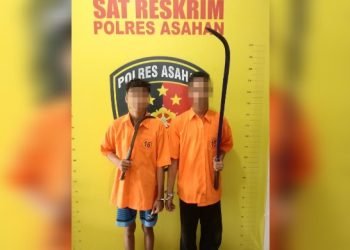Dua pelajar diduga anggota genk motor yang membawa senjata tajam saat tawuran diamankan pihak Polres Asahan.