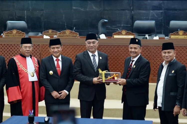 Pj Gubernur Sumatera Utara (Sumut) Hassanudin menghadiri Rapat Paripurna Peresmian Pengangkatan dan Pengucapan Sumpah/Janji Sutarto sebagai Ketua DPRD Provinsi Sumut Pengganti Antar Waktu Sisa Masa Jabatan 2019-2024 di Ruang Sidang Gedung DPRD Sumut Jalan Imam Bonjol Kota Medan, Rabu (8/5). (Diskominfo Sumut)