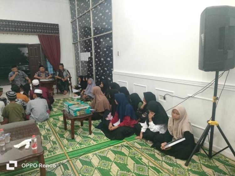 Bupati Tapsel diwakili Kabag Kesra Ainul Bahri Pohan memberikan arahan pada kafilah MTQ Kabupaten Tapanuli Selatan (Tapsel) pada Training Center (TC) di Mess Pemkab Tapsel, Jalan STM, Kota Medan, Selasa (14/5). (IST)